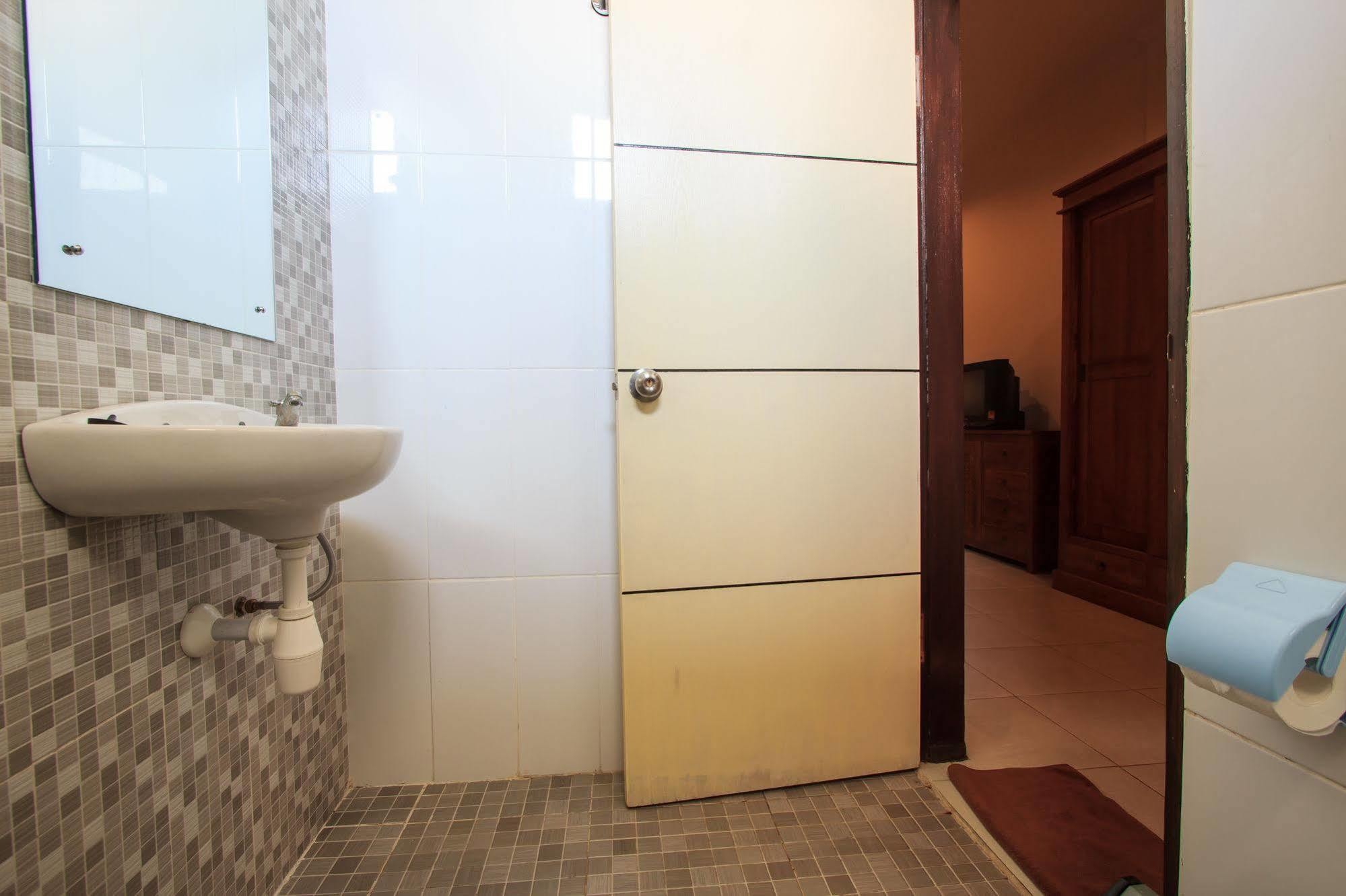 Ivanka Airport Inn Кута Экстерьер фото
